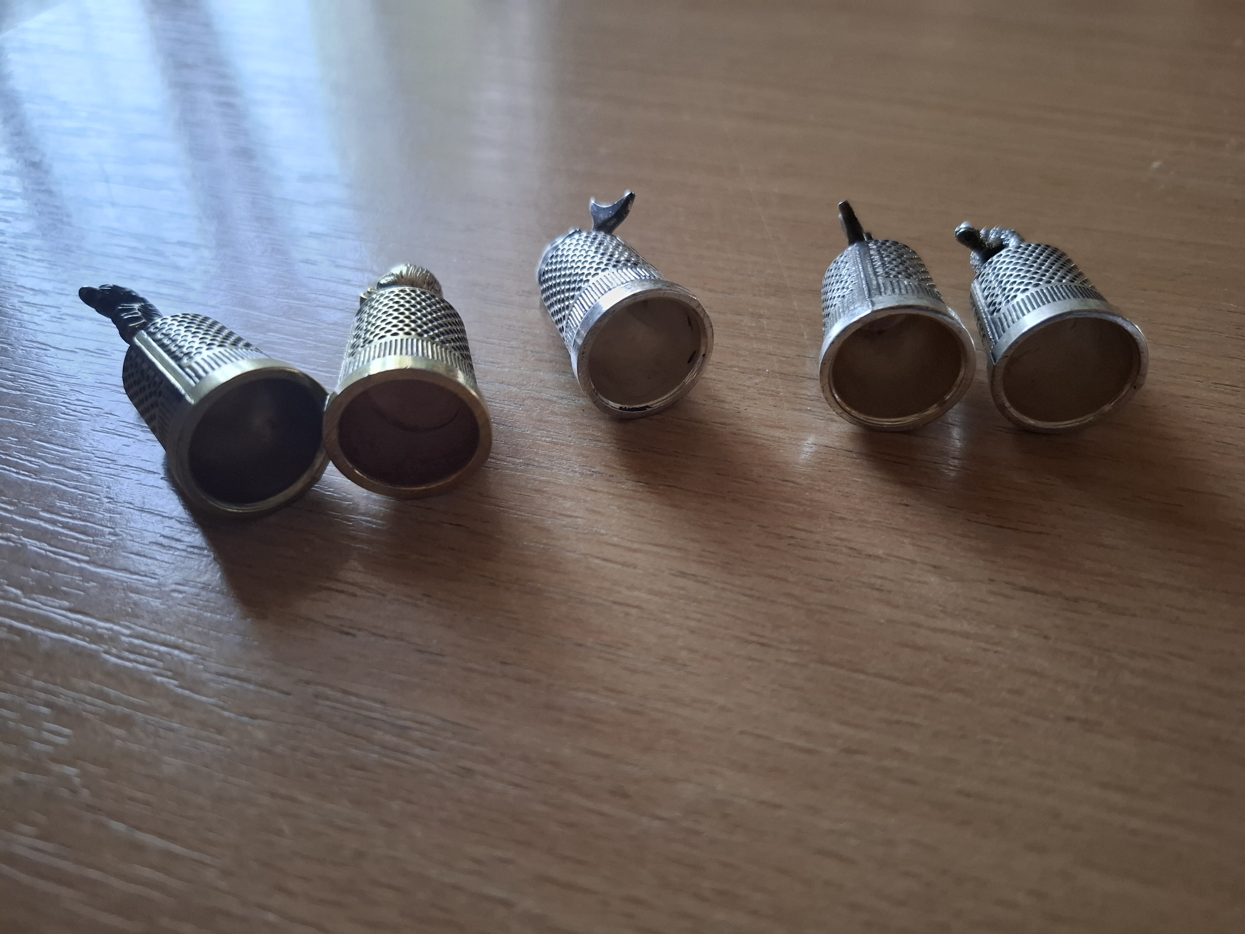 Náprstek se zvířaty na horní části, 5ks, kov (mosaz a cín), cena za vše 