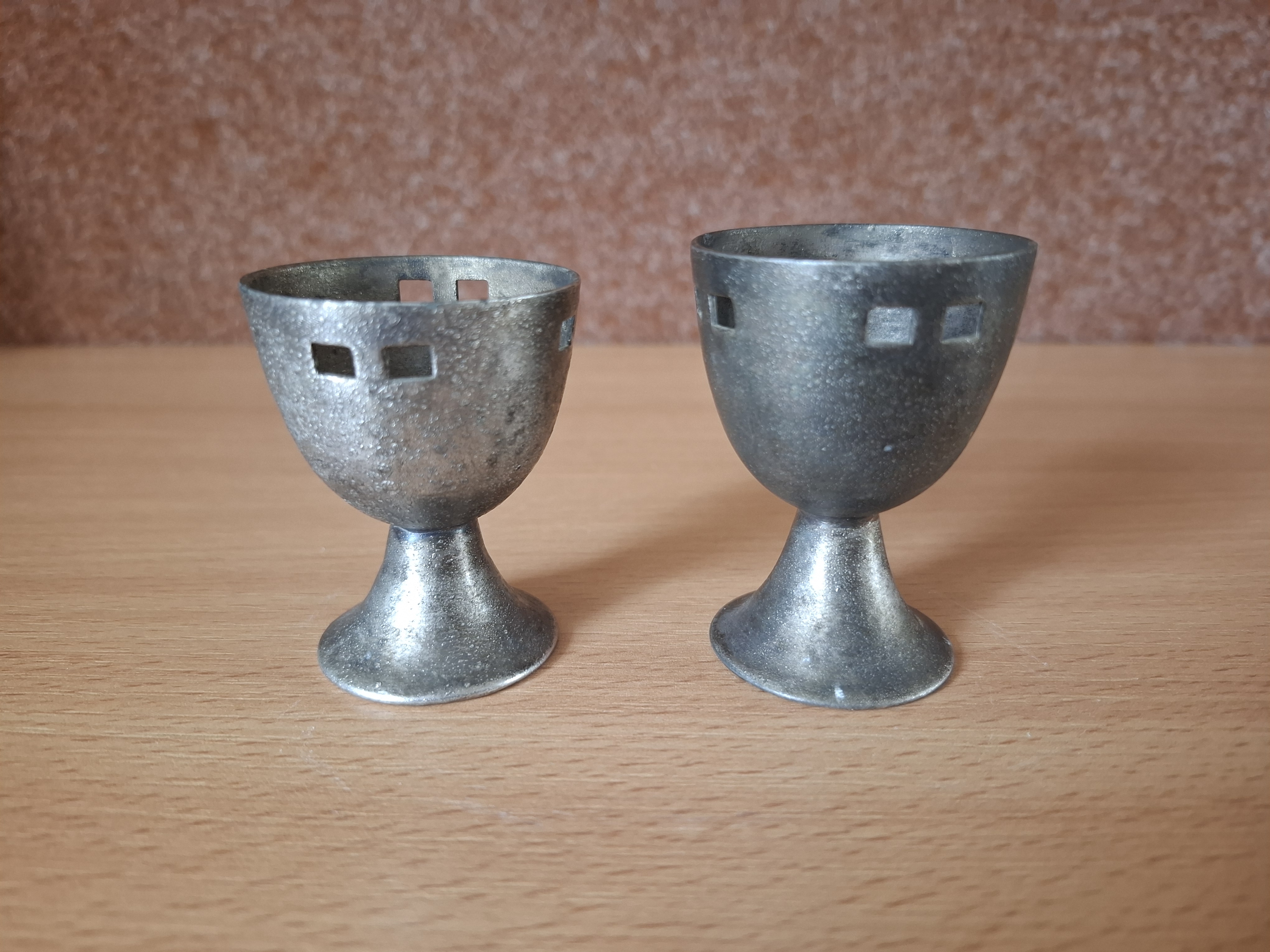 Starožitné kalíšky na vajíčka, 20.léta min. stol., pravděpodobně cín, cena za vše 