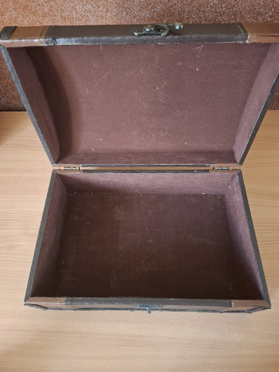 Parádní menší dřevěna truhla v kožence 
