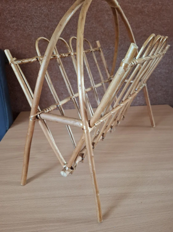 Retro proutěný košík na noviny, časopisy 