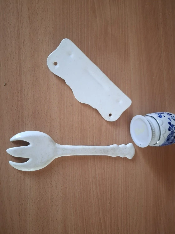 Keramika do kuchyně, věšák, vidlička, váza, modrý dekor