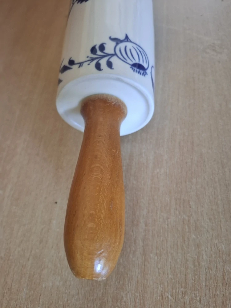 Váleček na těsto, porcelán, dekor cibulák
