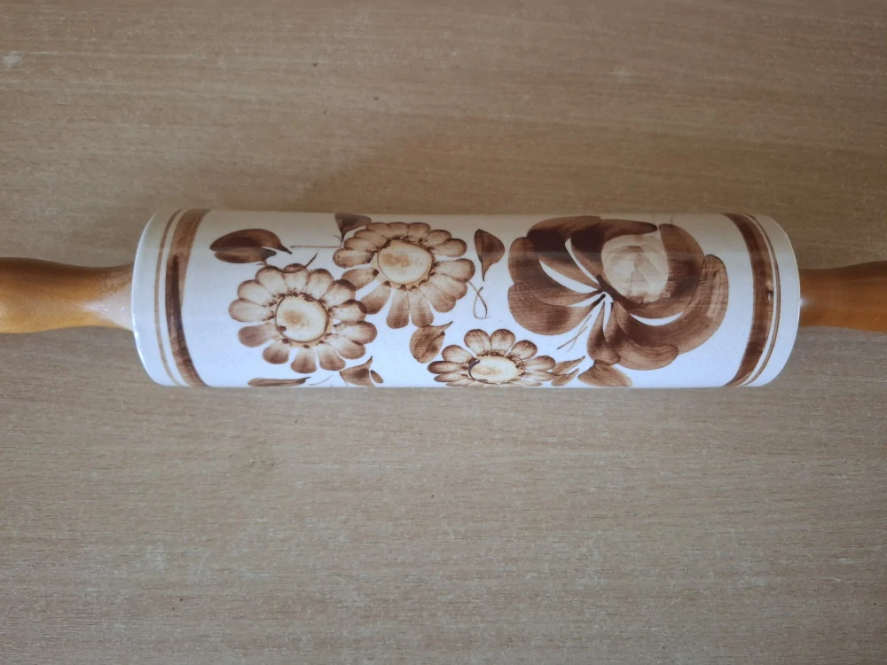 Váleček na těsto, porcelánový s hnědým dekorem.