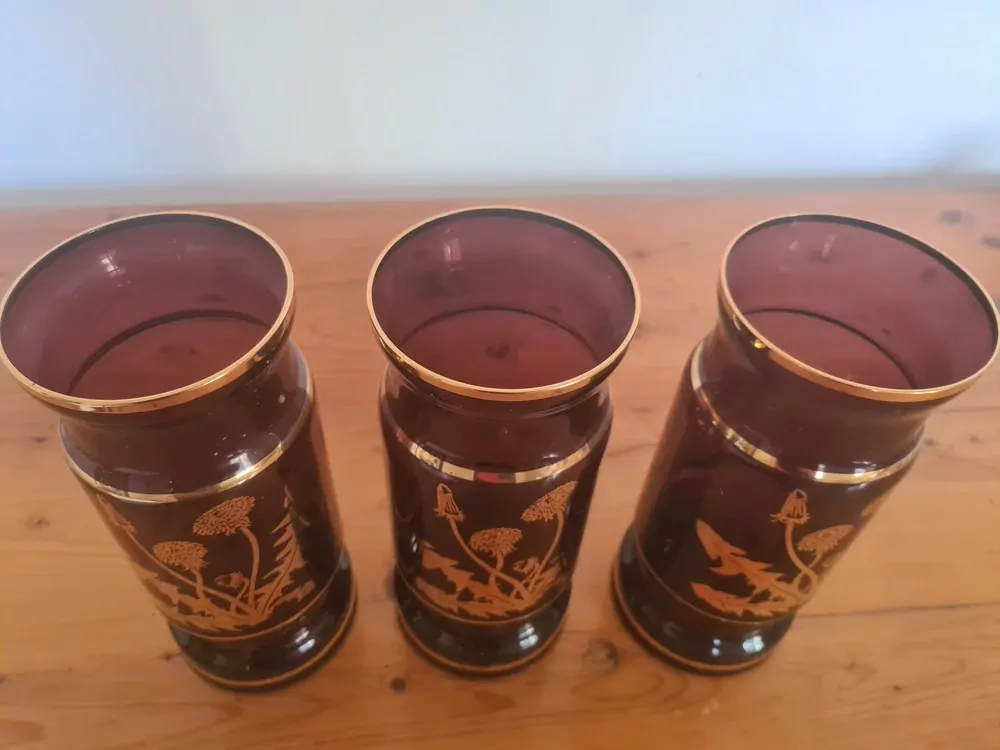 Váza, fialové sklo, dekor pampelišky, výška 28cm, cena za kus