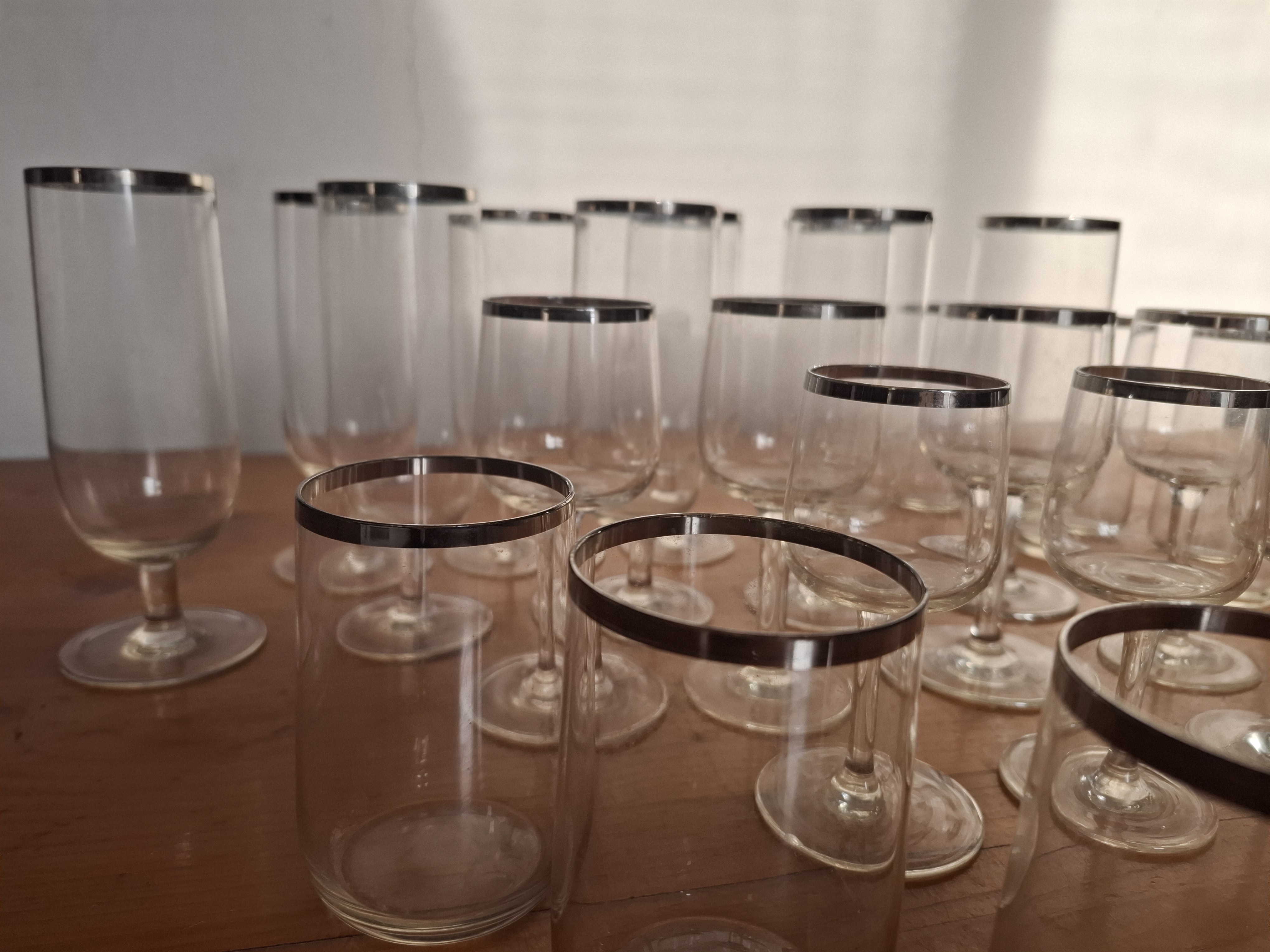 Sklenice, sada 26ks, stříbrná linka, cena za vše 