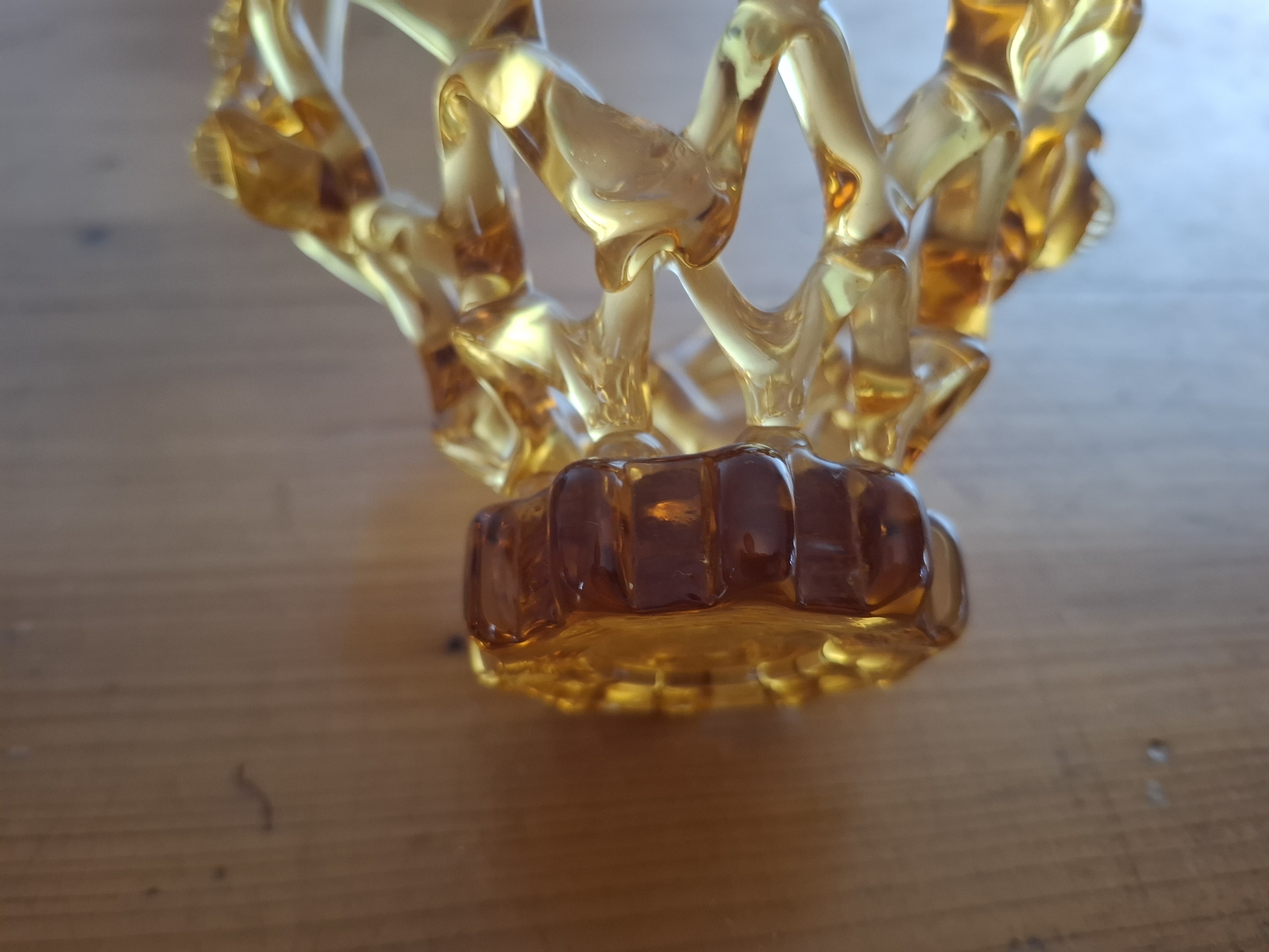 Košík, prolamované hutní jantarové sklo, sklárna Chřibská (Crystaley), bez poškození 