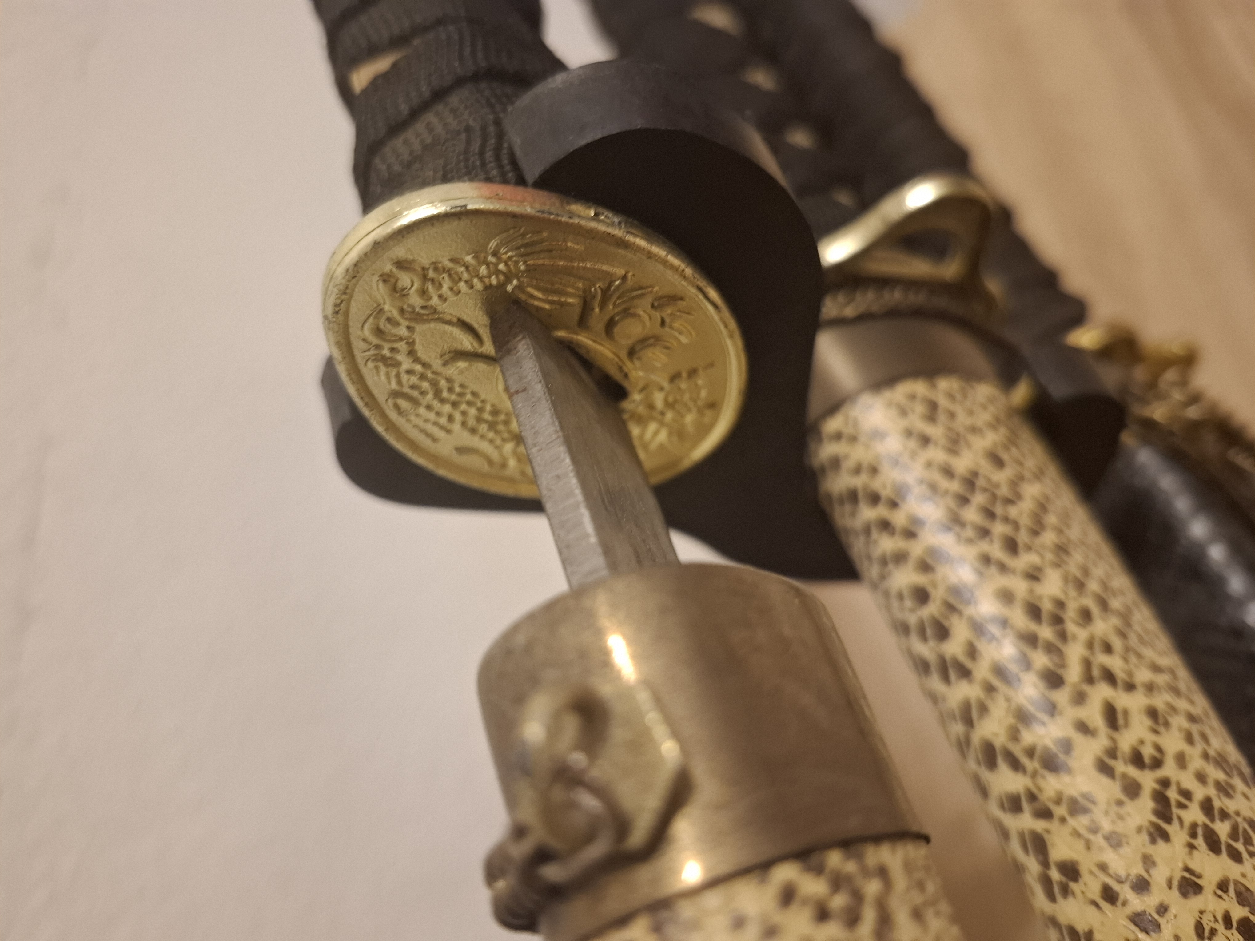 Katany v dřevěném stojanu, samurajský meč, repliky 