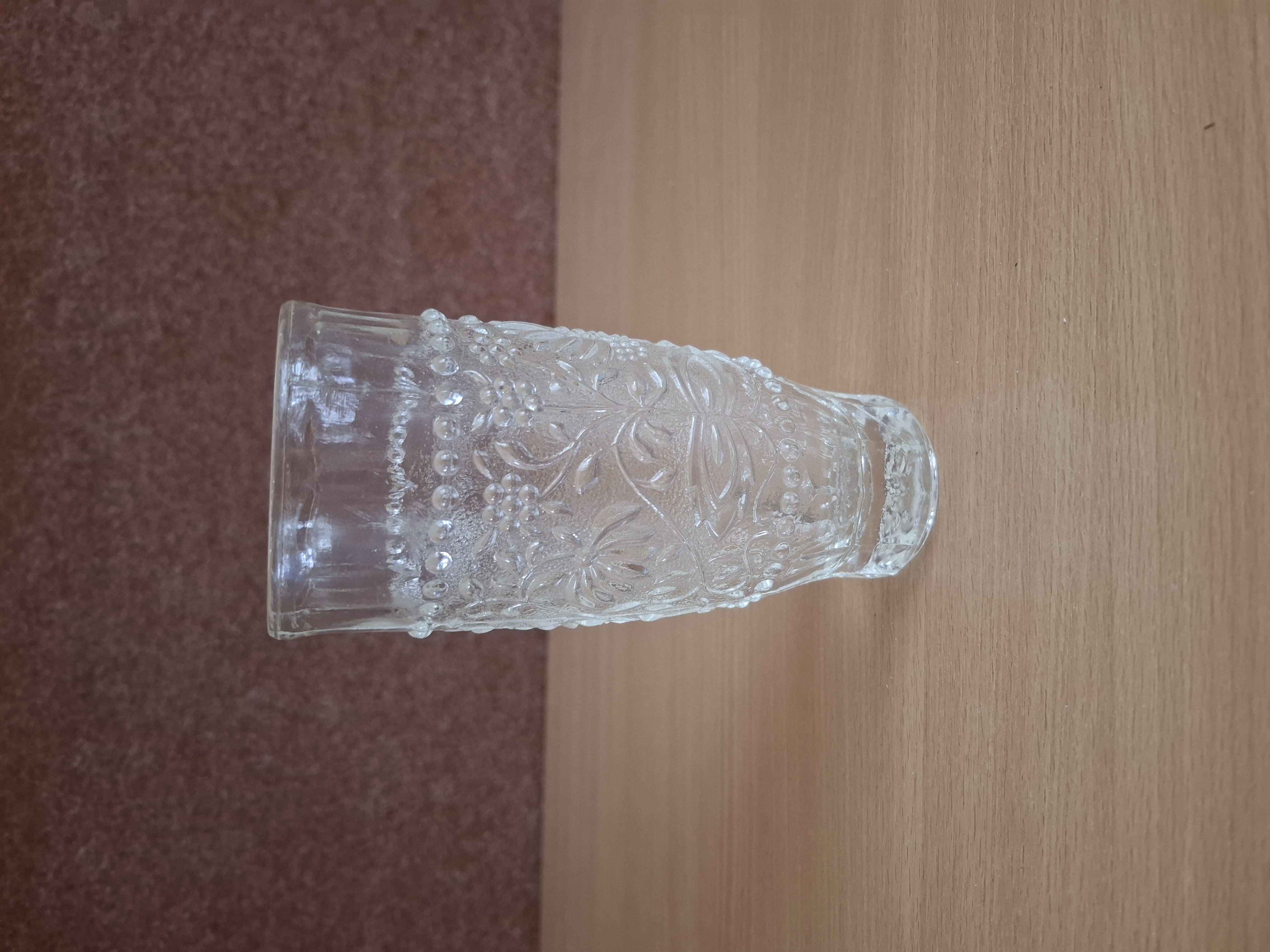 Retro váza, P. Pánek, dekor cibulák, lisované sklo, výška 15,5cm