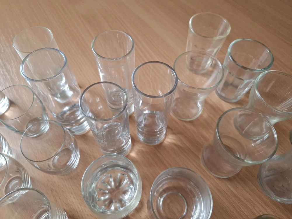 Za hubičku, mix 21ks štamprle, panáky, cena za vše 