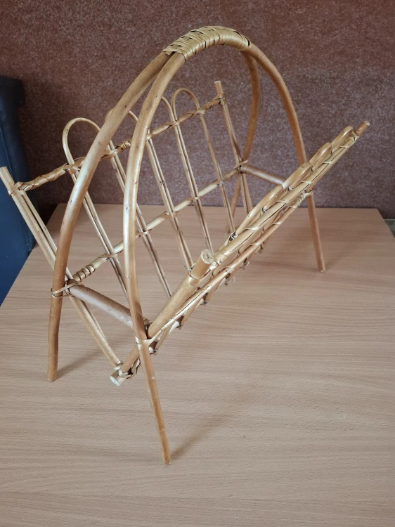 Retro proutěný košík na noviny, časopisy 