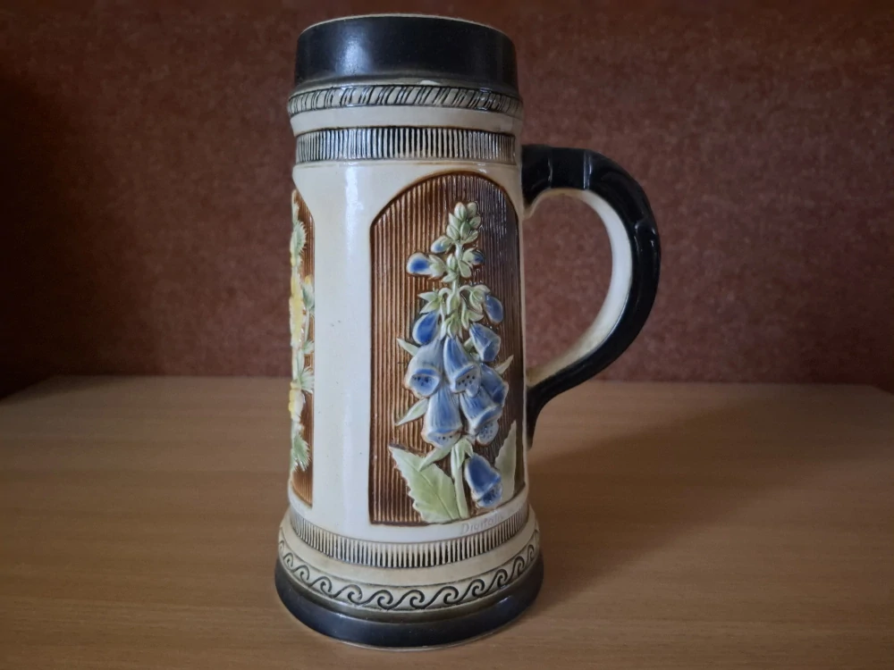 Nádherný porcelánový korbel s květy, Sitzendorf, Německo