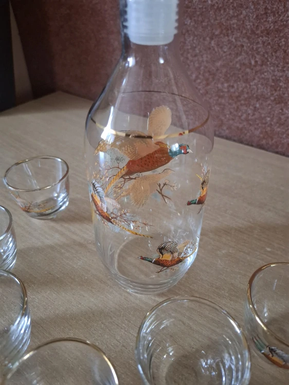 Krásná vintage karafa se šesti štamprlemi, dekor bažant, myslivost