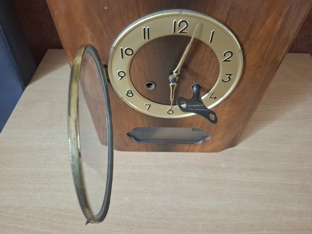 Starožitné nástěnné hodiny s klíčkem, funkční, Czechoslovakia