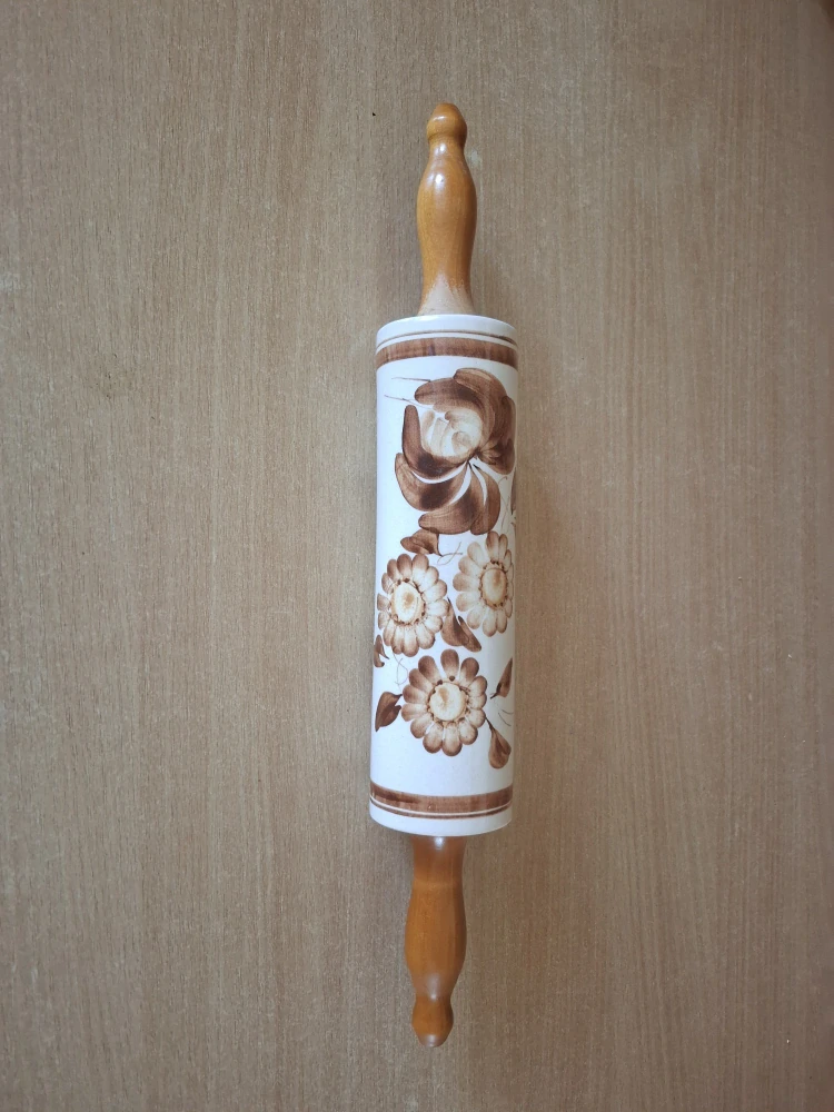 Váleček na těsto, porcelánový s hnědým dekorem.
