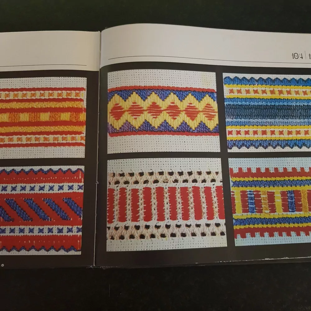 Hladkovaná výšivka,  A. Lichnerová