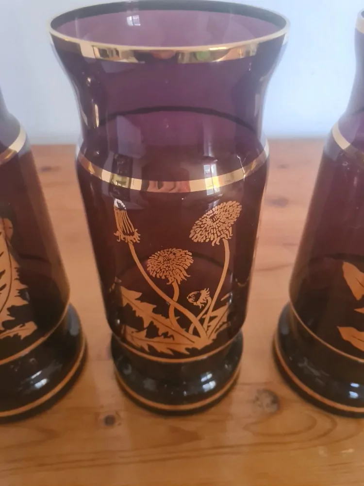 Váza, fialové sklo, dekor pampelišky, výška 28cm, cena za kus