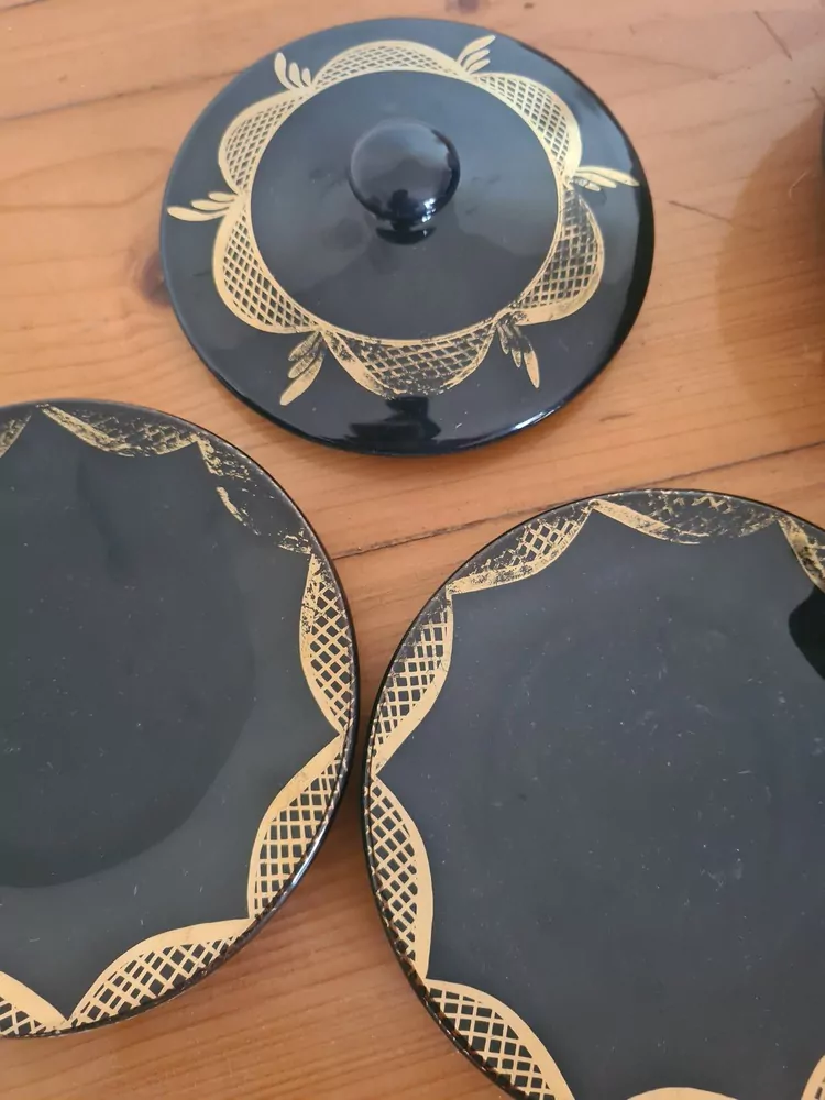 Keramická sada, černá se zlatým zdobením, 6+6+mléčenka a konvička a cukřenka, cena za vše 