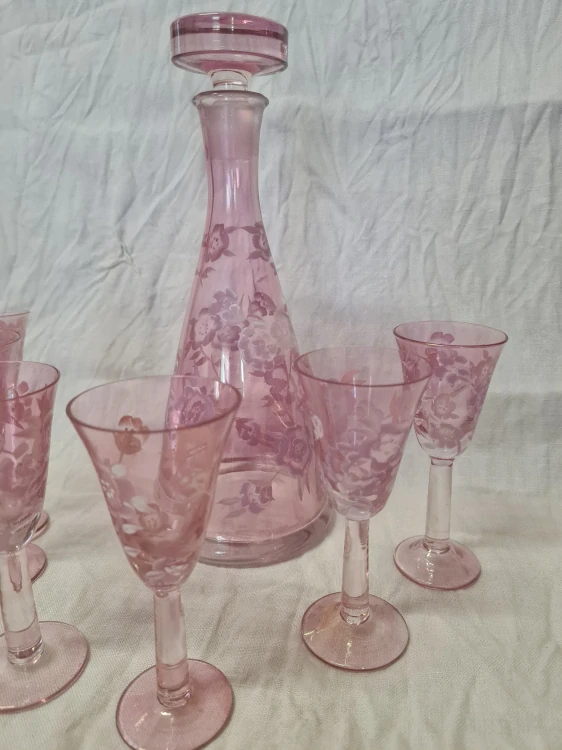 Skleněná souprava, karafa se zátkou a 6x štamprle, panák 