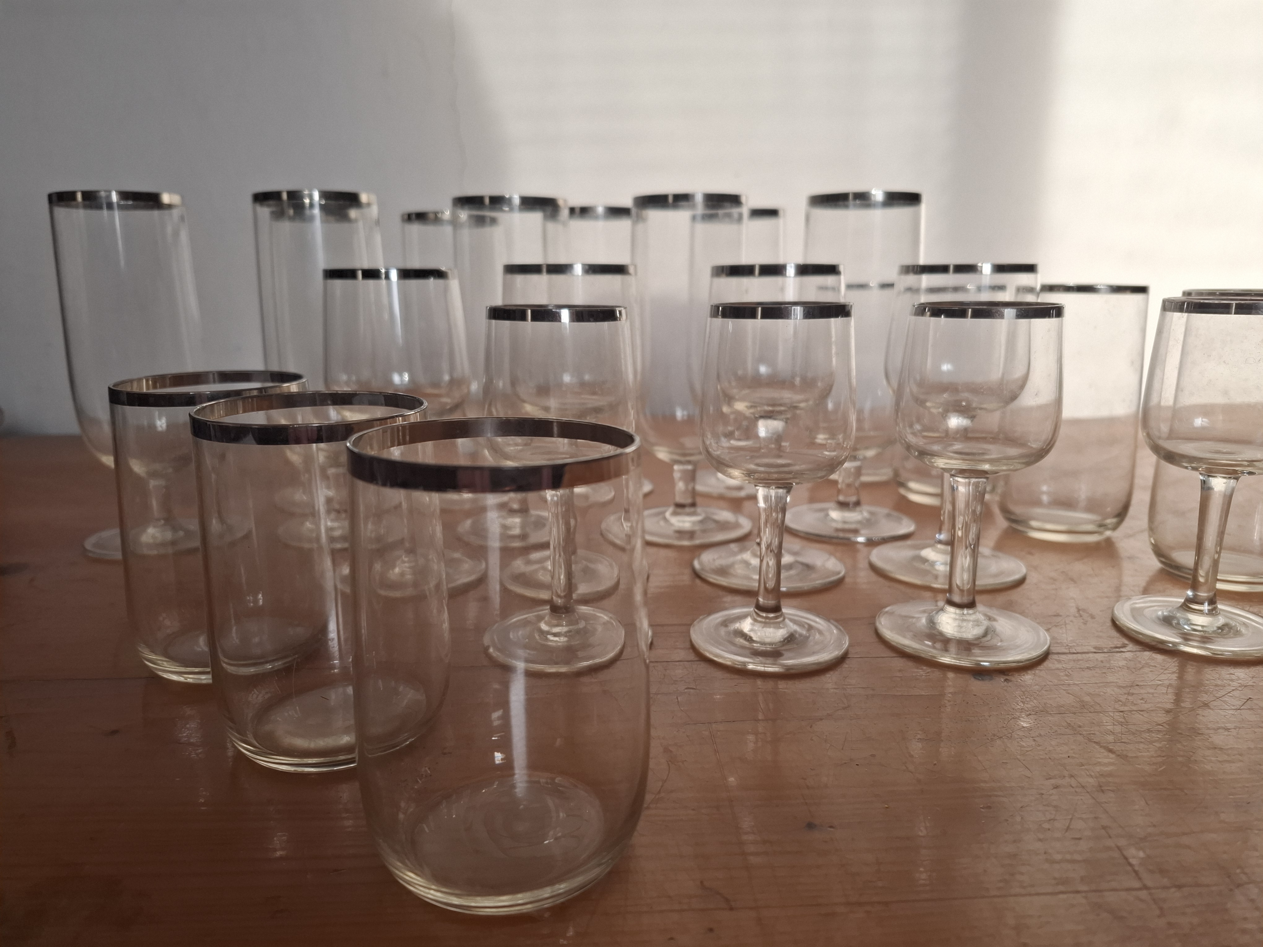 Sklenice, sada 26ks, stříbrná linka, cena za vše 