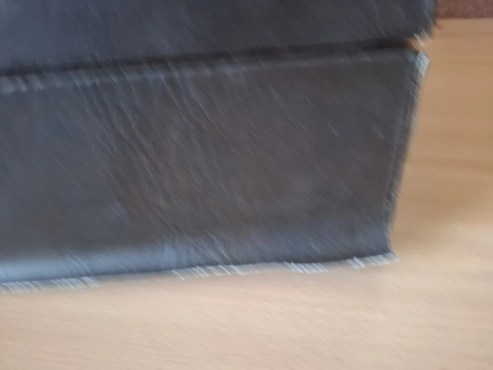 Parádní menší dřevěna truhla v kožence 