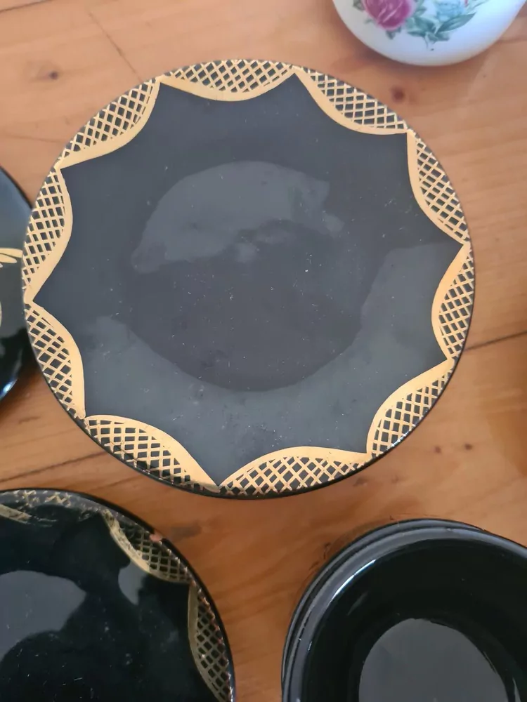 Keramická sada, černá se zlatým zdobením, 6+6+mléčenka a konvička a cukřenka, cena za vše 