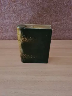 Porcelánová placatka na alkohol, tvar kniha