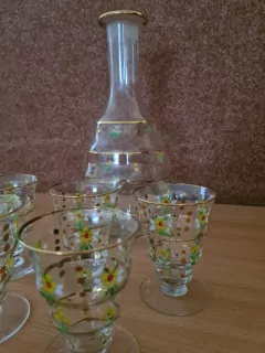 Starožitná malovaná karafa se šesti skleničkami na likér, počátek 20stol.