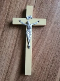 Kříž na zavěšení, dřevěný bílý 
