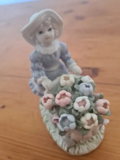 Soška dívka s vozíkem květin, délka 10cm