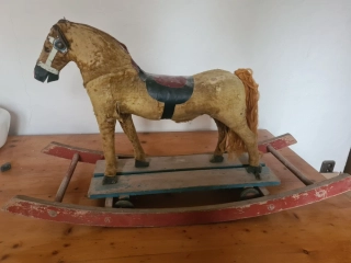 Starožitný houpací koník s kolečky, drevěný, délka 96cm, výška 53cm