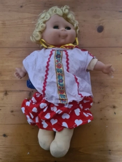 Kudrnatá panenka, výška 45cm