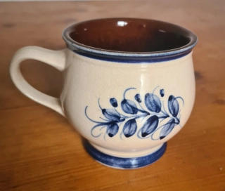 Keramika, hrnek s modrými květy