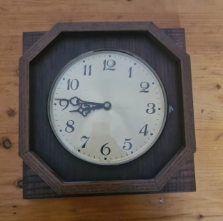 Hodiny dřevěné na zeď, na 1x AA baterie 