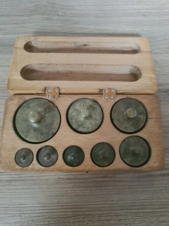 Staré, starožitné závaží v dřevěné krabičce