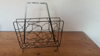 Retro kovový stojan na noviny, časopisy 29/43 (s uchem)×42cm