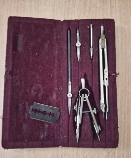 Stará rýsovací sada v krabičce, kružítko 