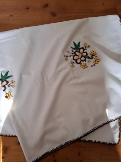 Starý vyšívaný ubrus 134x120cm