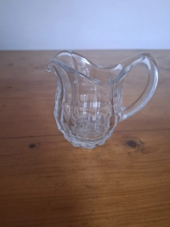 Skleněná konvička, džbánek na mléko, pochutiny, lisované sklo 