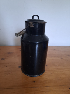 Bandaska, konvička na mléko, černá, smalt, výška 30cm