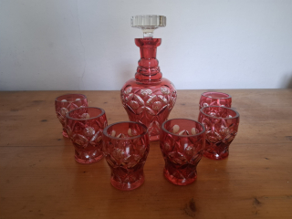 Nádherná souprava na alkohol, rubínové sklo 