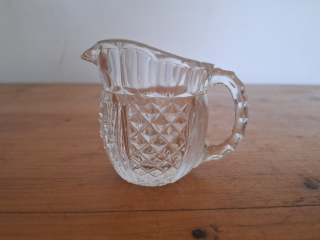 Konvička, lisované sklo, výška 7cm, průměr 6,5cm