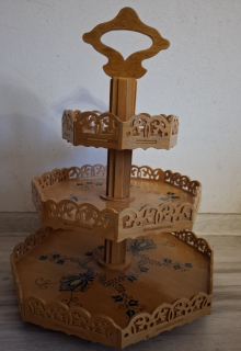 Nádherný dřevěný etažér, krásně zdobený, výška 44cm, rozměr spodního dílů 34x34cm