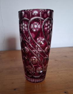 Rubínová broušená váza, bez poškození, výška 25,5cm