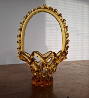 Košík, prolamované hutní jantarové sklo, sklárna Chřibská (Crystaley), bez poškození 