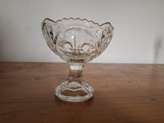 Mísa, miska na nožce, nástolec, dekor lilie/erb