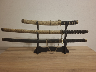 Katany v dřevěném stojanu, samurajský meč, repliky 