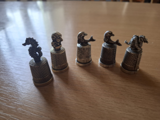 Náprstek se zvířaty na horní části, 5ks, kov (mosaz a cín), cena za vše 