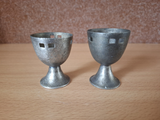 Starožitné kalíšky na vajíčka, 20.léta min. stol., pravděpodobně cín, cena za vše 