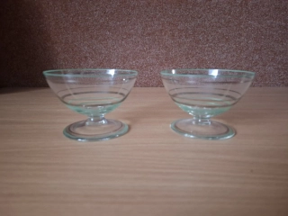 2x starožitná miska, tenké zdobené sklo,výška 7cm, průměr 9,5cm, vena za vše 
