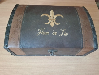 Parádní menší dřevěna truhla v kožence 